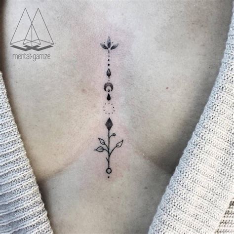 tattoo en medio de los senos|Tatuajes en medio de los senos significado: Descubre el simbolismo